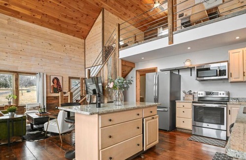 Sterling Cabina | Brand new Farmhouse Cabin/Hot Tub/Sauna/10 Private Acres