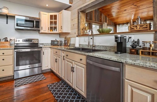 Sterling Cabina | Brand new Farmhouse Cabin/Hot Tub/Sauna/10 Private Acres
