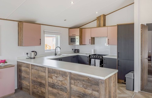 Newton Stewart Chalet De Esquí | Aurora lounge is comfortable and flexible.
