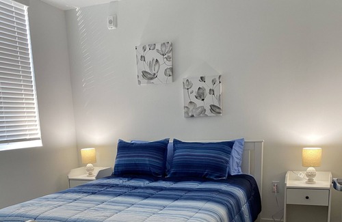 Golden Lakes Apartamento | Brand new, fully furnished apartment. 10 minutes to airport