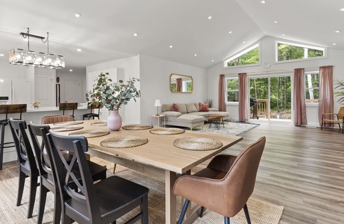 Huntsville Cabaña | Brand New Fun-Packed Muskoka Cottage with a Hot Tub near River