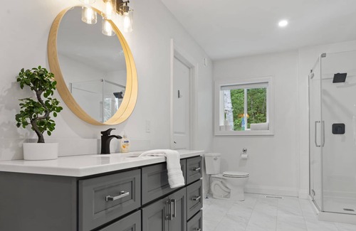 Huntsville Cabaña | Brand New Fun-Packed Muskoka Cottage with a Hot Tub near River