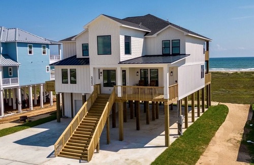 Freeport Casa | BRAND NEW GORGEOUS 5000sf 8 BEDROOM DREAM BEACH FRONT HOME - near Surfside beach