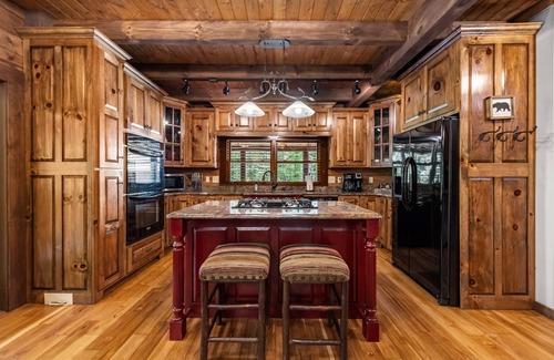 Ellijay Cabina | ¡Retiro Clear Creek Lodge- Majestic Creekfront!