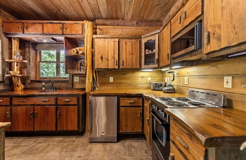 Ellijay Cabina | ¡Retiro Clear Creek Lodge- Majestic Creekfront!