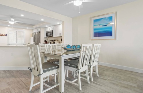 Sanibel Condominio | Frente al Golfo Mascotas Pasos a la playa Recientemente actualizado Piscina Climatizada Tenis 1er piso