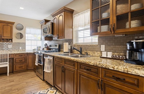 Encanto Casa | BRAND NEW ✴ HEATED POOL ✴ HOT TUB ✴ OUTDOOR GAMES ✴ CLOSE TO DINING & AIRPORT