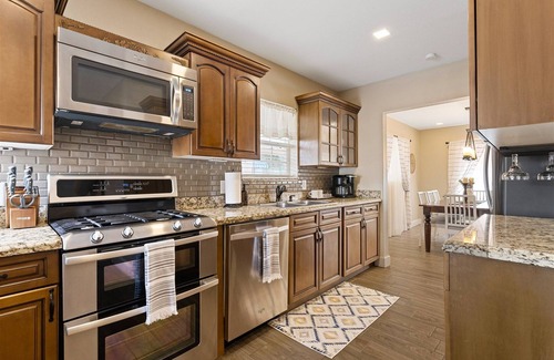 Encanto Casa | BRAND NEW ✴ HEATED POOL ✴ HOT TUB ✴ OUTDOOR GAMES ✴ CLOSE TO DINING & AIRPORT