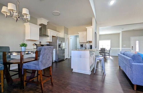 Hidden Valley Casa | Brand New Home ★ Huge Private Yard ★ Sleeps