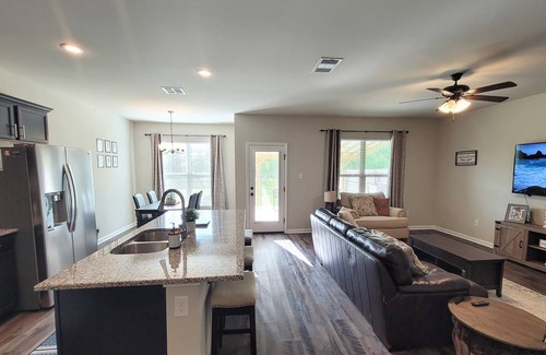 Denham Springs Casa | Brand New Home in Great Location!!