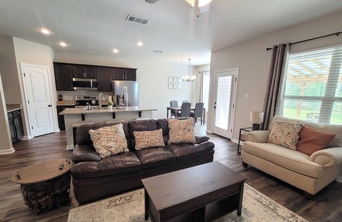 Denham Springs Casa | Brand New Home in Great Location!!
