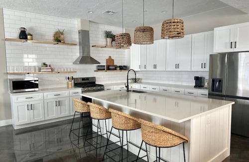 Hurricane Casa | Brand New Home! Pool, Games, relaxing space!