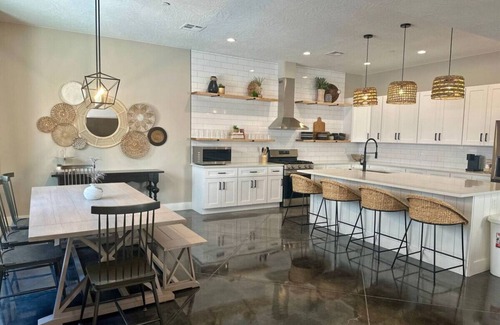 Hurricane Casa | Brand New Home! Pool, Games, relaxing space!