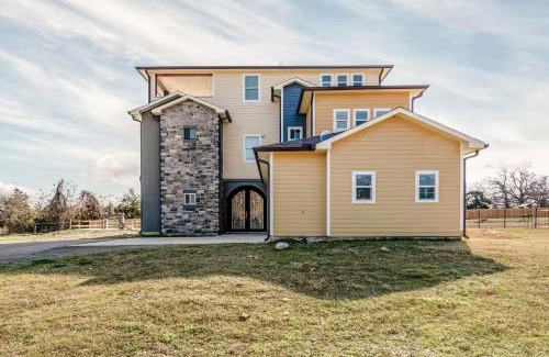 Red Rock Casa | Brand new house 3 floors 8 bedrooms