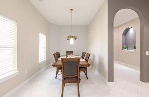 Red Rock Casa | Brand new house 3 floors 8 bedrooms