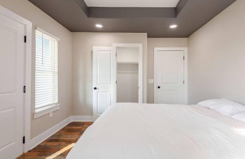 Red Rock Casa | Brand new house 3 floors 8 bedrooms