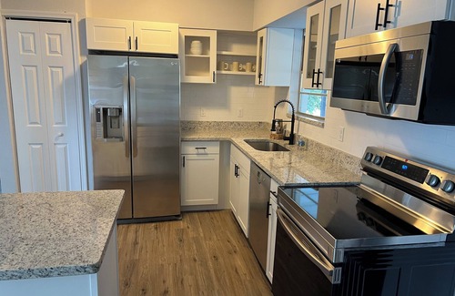 South Daytona Casa | Brand new inside corner house with a large screened patio and mins to beach