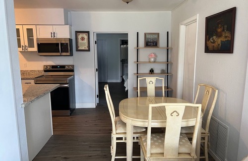 South Daytona Casa | Brand new inside corner house with a large screened patio and mins to beach
