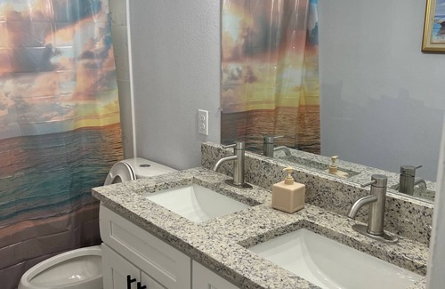 South Daytona Casa | Brand new inside corner house with a large screened patio and mins to beach