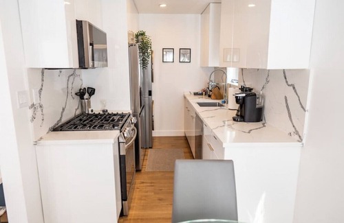 NoHo Arts District Apartamento | BRAND-NEW INTERIOR 2BR APARTMENT COMPLETED RENOVATED/REMODELED IN 2022 with LARGE PRIVATE FENCED PATIO and PARKING (p59)