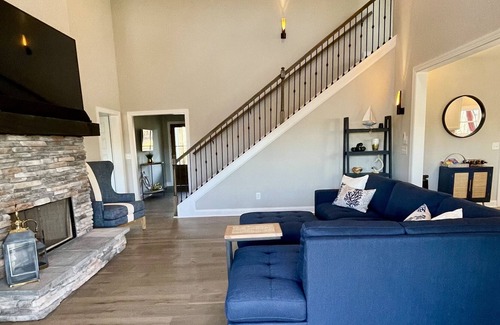 Gainesville Casa | Brand New Lake House w/Jacuzzi-Jet Skis-Pontoon!!