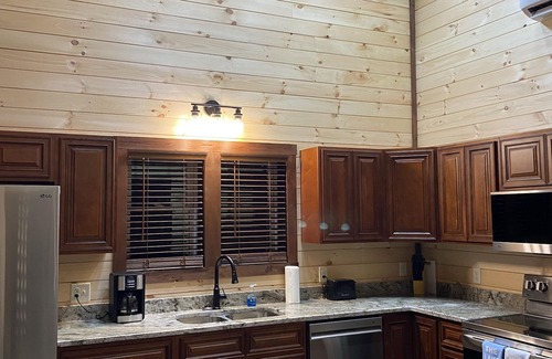 Corinth Cabina | Brand New Lakefront Cabin with hot tub close to Ark Encounter