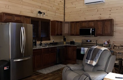 Corinth Cabina | Brand New Lakefront Cabin with hot tub close to Ark Encounter