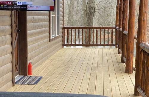 Corinth Cabina | Brand New Lakefront Cabin with hot tub close to Ark Encounter