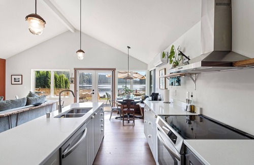Black Diamond Cabina | Brand-new, lakeside cabin, 1 hour from Seattle.