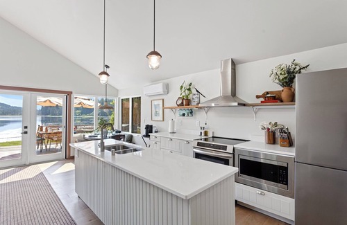 Black Diamond Cabina | Brand-new, lakeside cabin, 1 hour from Seattle.