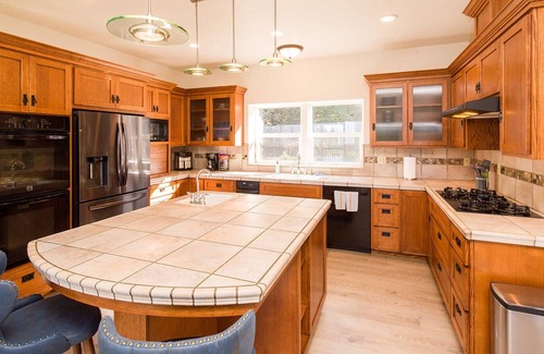 Humboldt Hill Casa | Brand New Listing! The Hill House: Spacious Family Home with Large Deck and Views to the Bay!