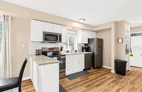 Roseville Apartamento | Brand New! Lower Flat 1BR Near Downtown, Roseville