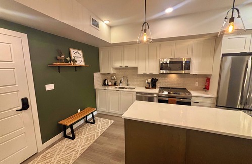 Dead Man's Flats Condominio | Brand New! Luxury in the Rockies: hot tub/pool/near Banff/patio views