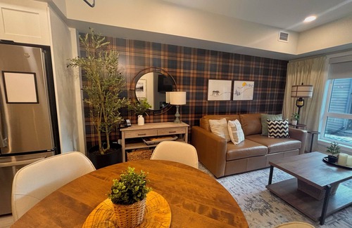 Dead Man's Flats Condominio | Brand New! Luxury in the Rockies: hot tub/pool/near Banff/patio views
