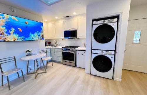 Suburban Park - Lorelei Manor - Flood Park Triangle Casa | Brand-new luxurious guesthouse with king bed in MPK, 1mi to Meta, 3mi to Stanford