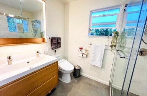 Suburban Park - Lorelei Manor - Flood Park Triangle Casa | Brand-new luxurious guesthouse with king bed in MPK, 1mi to Meta, 3mi to Stanford