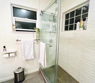 Suburban Park - Lorelei Manor - Flood Park Triangle Casa | Brand-new luxurious guesthouse with king bed in MPK, 1mi to Meta, 3mi to Stanford