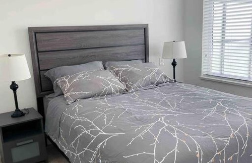 Willoughby Apartamento | Brand New Luxury 1 Bedroom Condo W/Free Parking