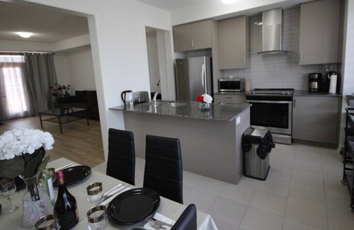 Newmarket Casa | Brand new! Luxury, all inclusive! sleeps 12 people