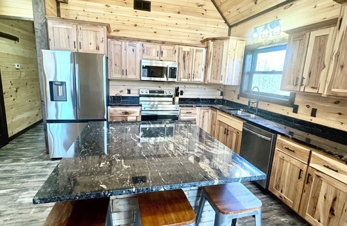 Doniphan Cabina | BRAND NEW Luxury and Privacy 4 bedroom 3 bathroom Cabin on Current River