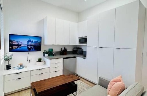 Hoover - Foster Apartamento | Brand New Luxury Fully Furnished Studio Suite!