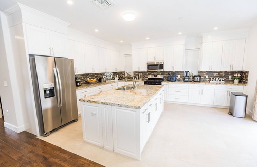 North Hills West Casa | Brand New Luxury Home - 2700 SQFT 4 Bedrooms 3 Bathrooms