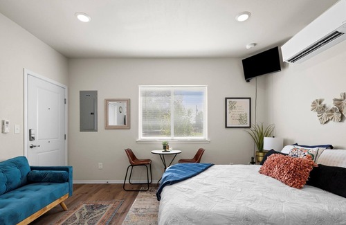 Tri-Cities Apartamento | Brand new, luxury studio for rent by the night, week or month!