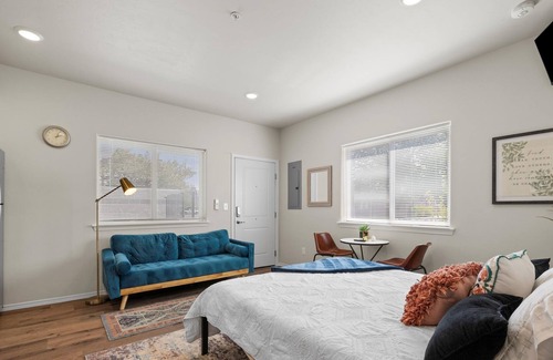 Tri-Cities Apartamento | Brand new, luxury studio for rent by the night, week or month!