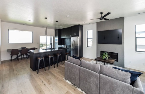 Smithfield Apartamento | Brand New Modern - 1 bed 1 bath w/ Sunset Views