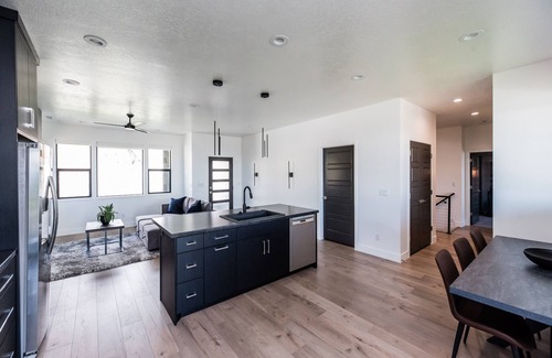 Smithfield Apartamento | Brand New Modern - 1 bed 1 bath w/ Sunset Views