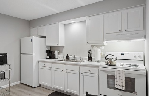 Springfield Apartamento | Brand New! Modern 1BD,1BA Hidden Gem w/King Bed, Patio, Fast WiFi & Free Parking