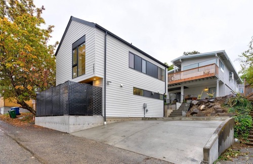 Green Lake Casa | Brand new, Modern 2 Bedroom home near Greenlake.