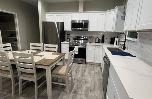 Beaumont Casa | Brand New Modern 3-bedroom house in Beaumont with WiFi and Netflix