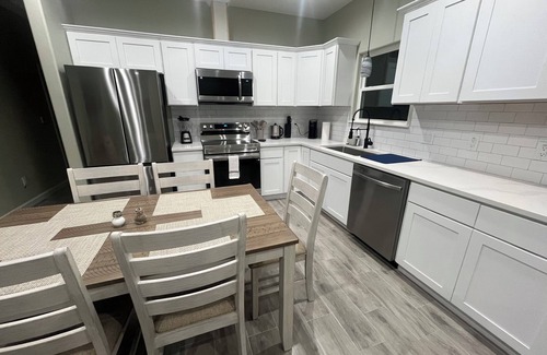 Beaumont Casa | Brand New Modern 3-bedroom house in Beaumont with WiFi and Netflix